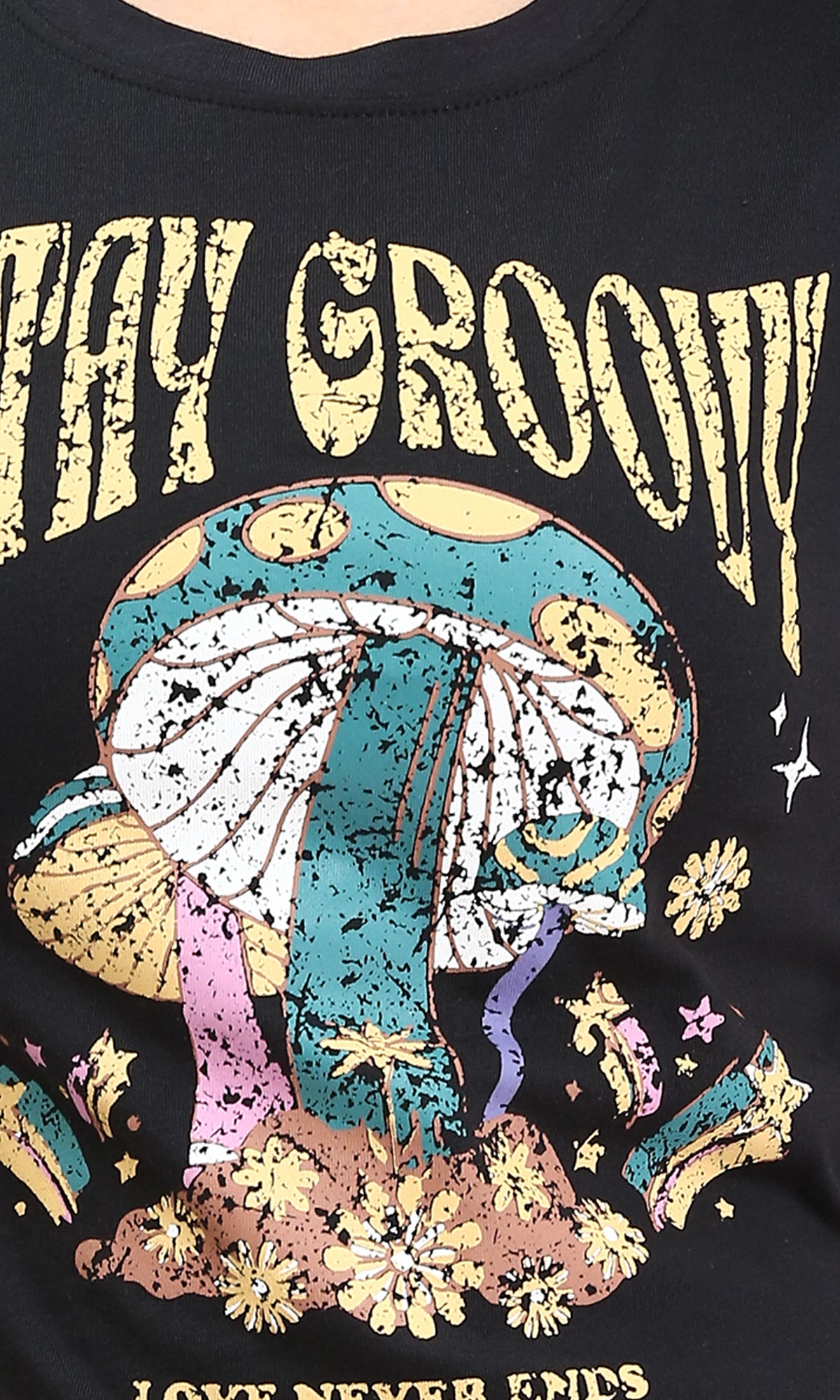 R209230 - تيشيرت عادي مطبوع بعبارة "Stay Groovy" - أسود
