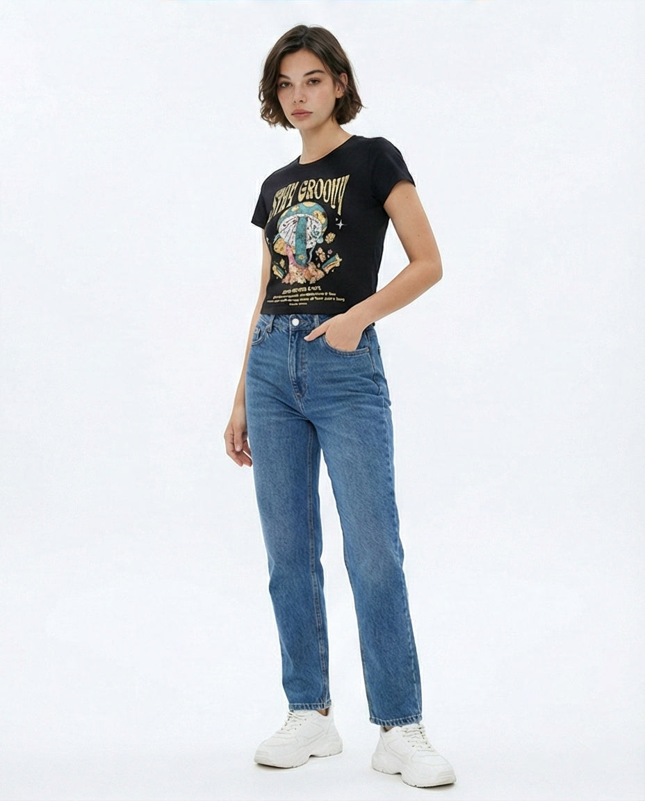 R209230 - تيشيرت عادي مطبوع بعبارة "Stay Groovy" - أسود