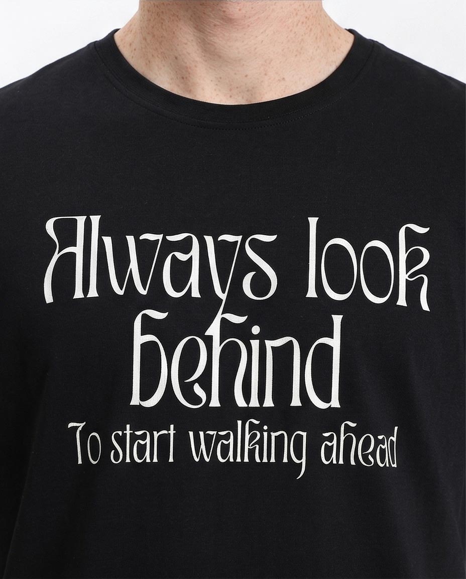 تي شيرت رجالي "Always Look Behind" من RAVIN بطبعة جرافيك – تشكيلة Elevated Street - أسود - R209364