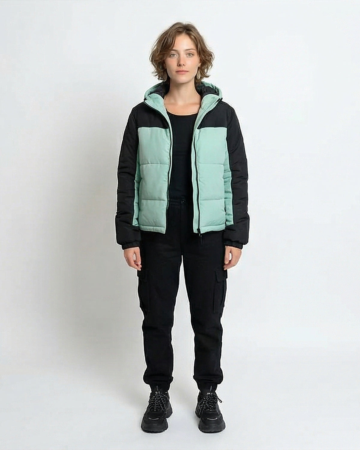 جاكيت بفر بقبعة بنمط كتل الألوان باللون الأخضر النعناعي والأسود