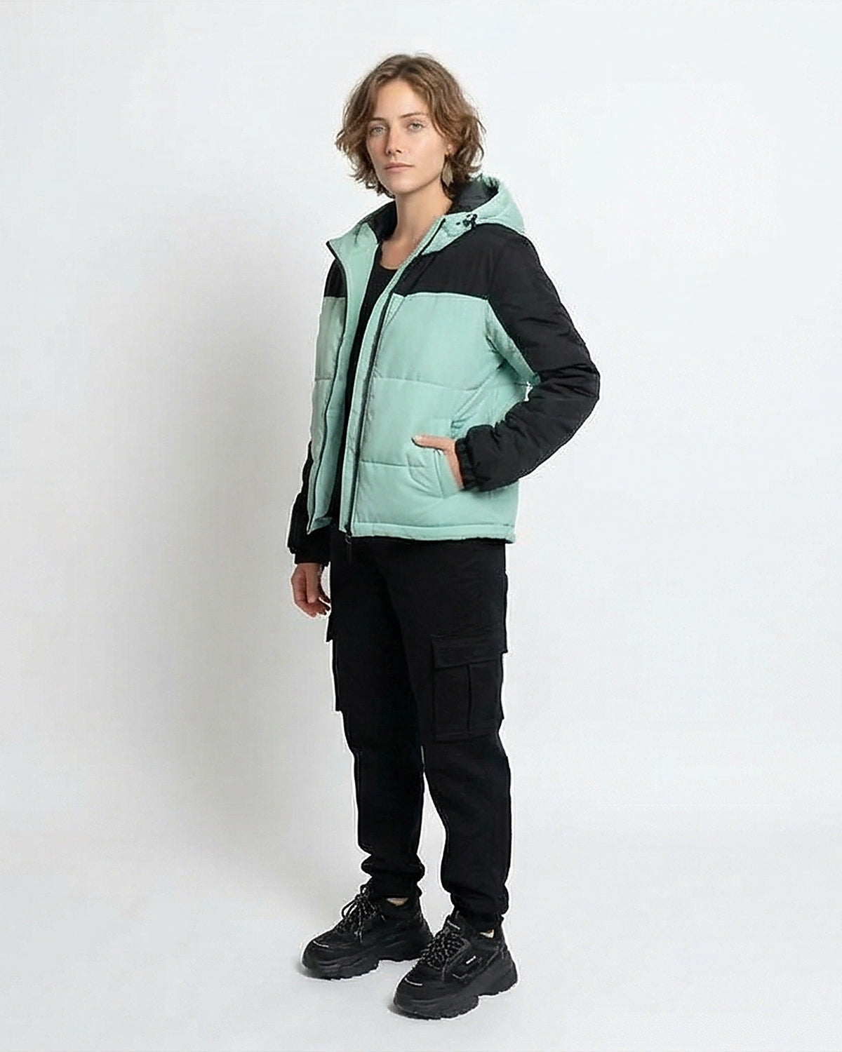 جاكيت بفر بقبعة بنمط كتل الألوان باللون الأخضر النعناعي والأسود