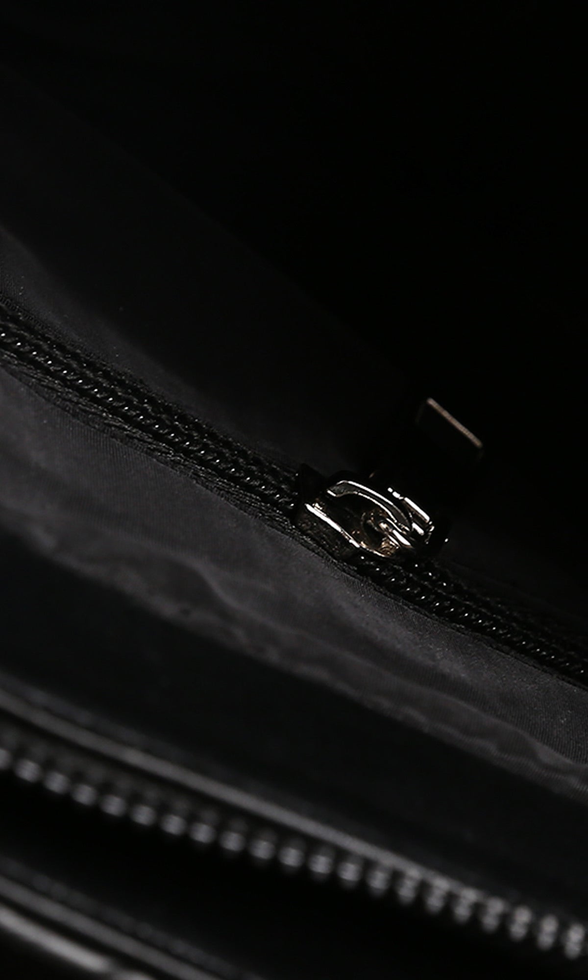 R213597-W25W404-Black (sac)