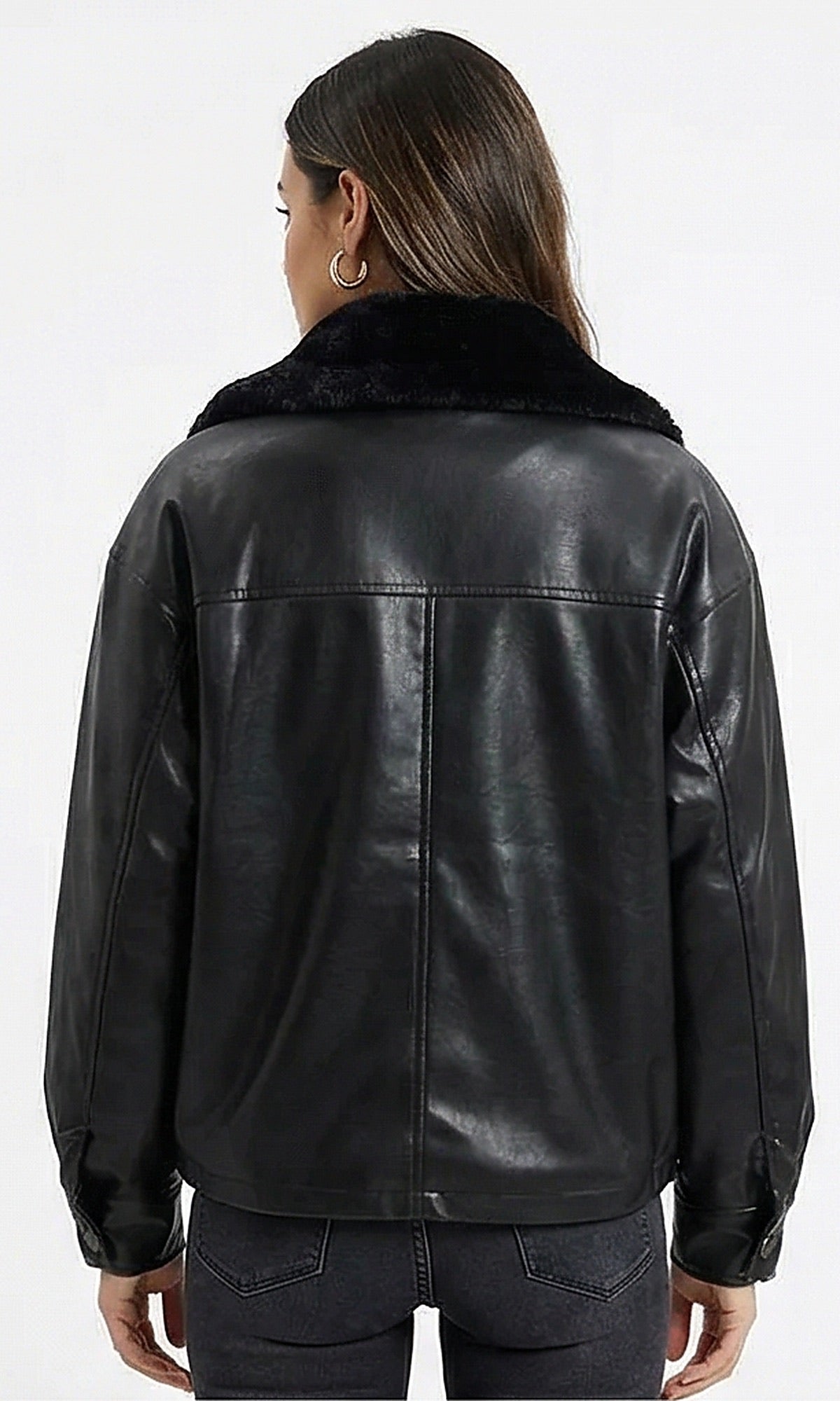 جاكيت جلد صناعي مع ياقة من الفرو الصناعي الفخم