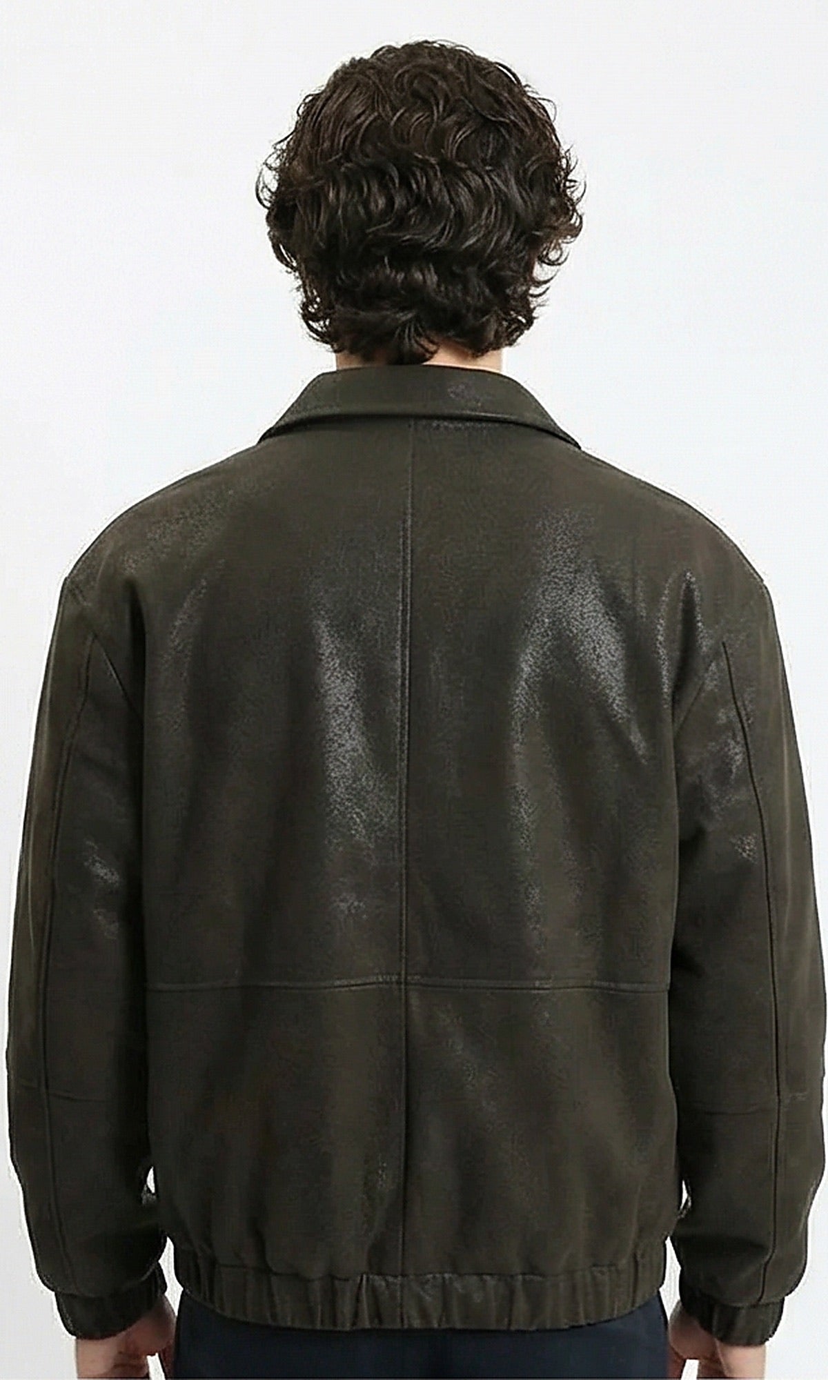 جاكيت بومبر باللون الزيتوني وبتصميم محكم