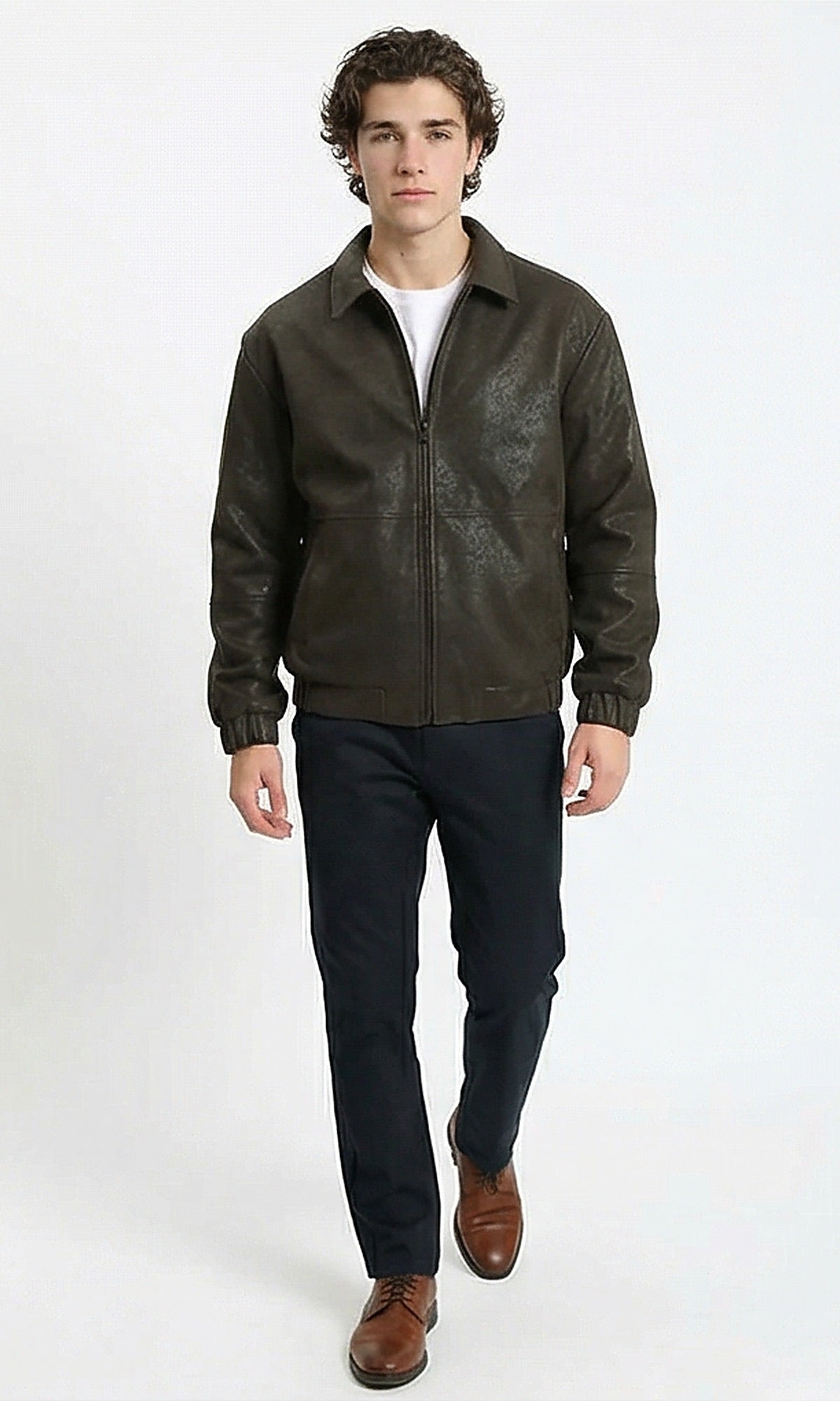 جاكيت بومبر باللون الزيتوني وبتصميم محكم