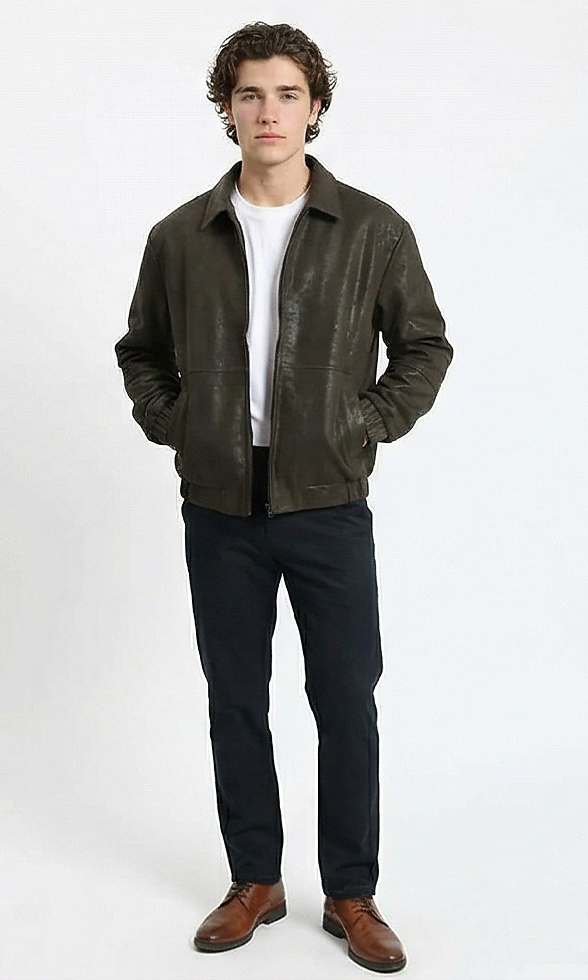 جاكيت بومبر باللون الزيتوني وبتصميم محكم