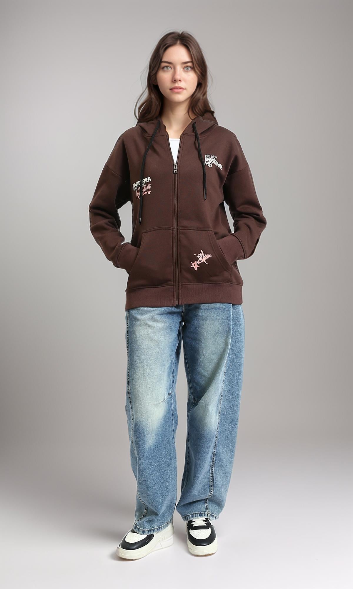 R215080 - سويت شيرت بقبعة ورباط سحب وطبعة أمامية وخلفية - بني داكن
