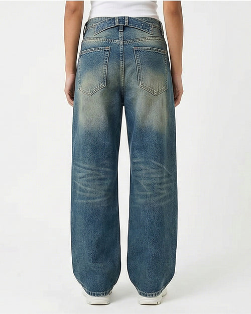 بنطلون جينز بخصر عالٍ وقصة واسعة ودرجة غسيل عتيقة