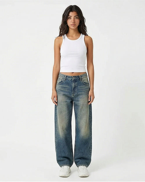 بنطلون جينز بخصر عالٍ وقصة واسعة ودرجة غسيل عتيقة