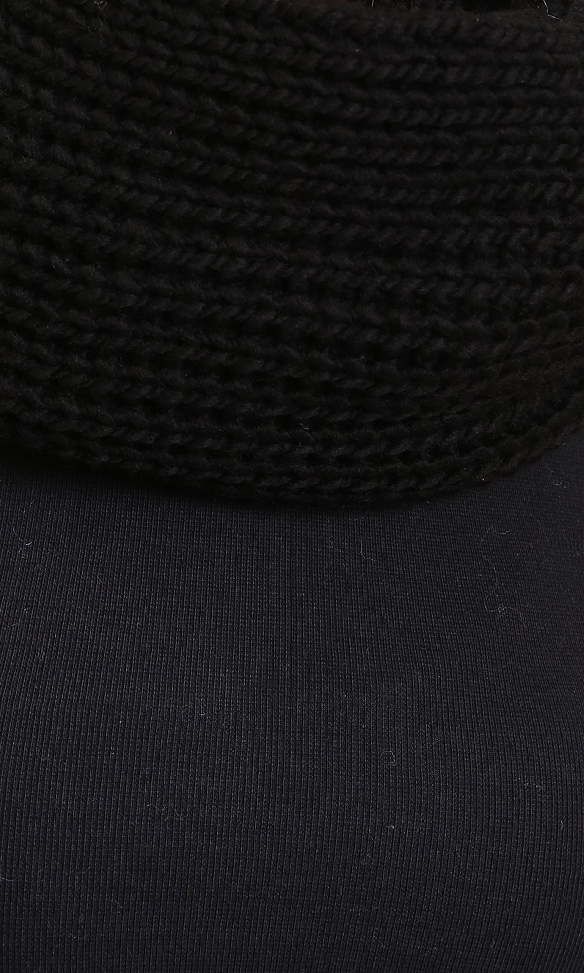 R215254 - Chunky Knit Infinity Scarf - Black