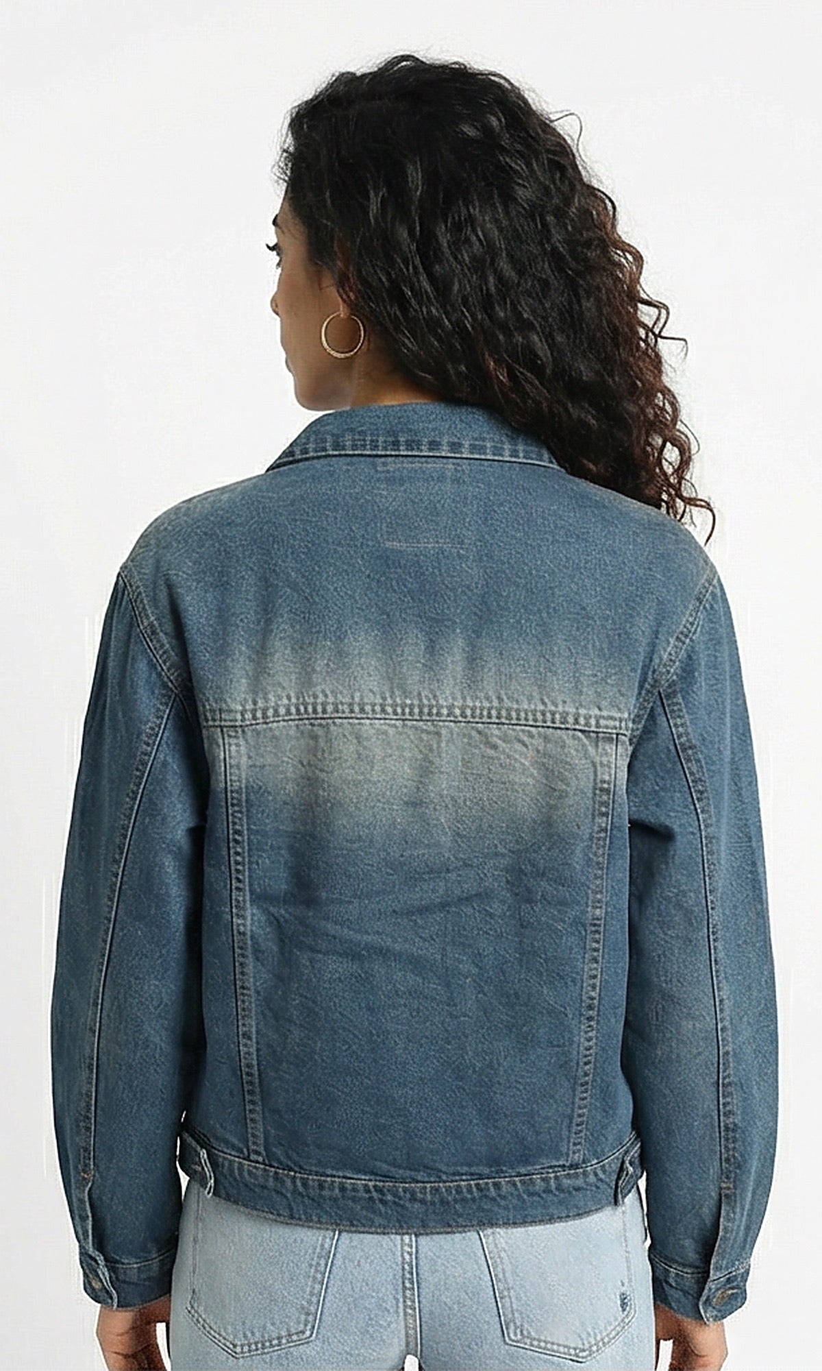 جاكيت دنيم كلاسيكي مغسول باهت وممزق