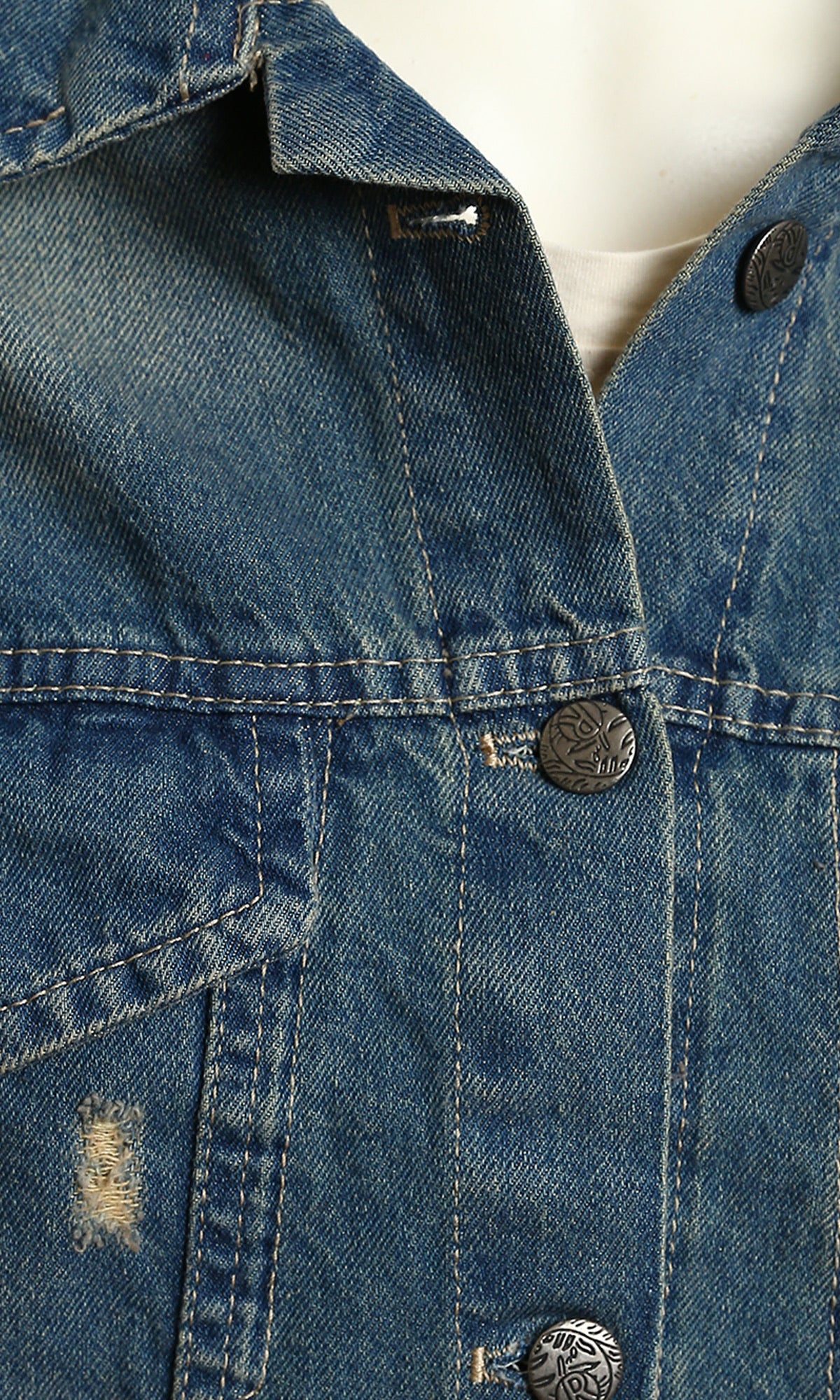 جاكيت دنيم كلاسيكي مغسول باهت وممزق