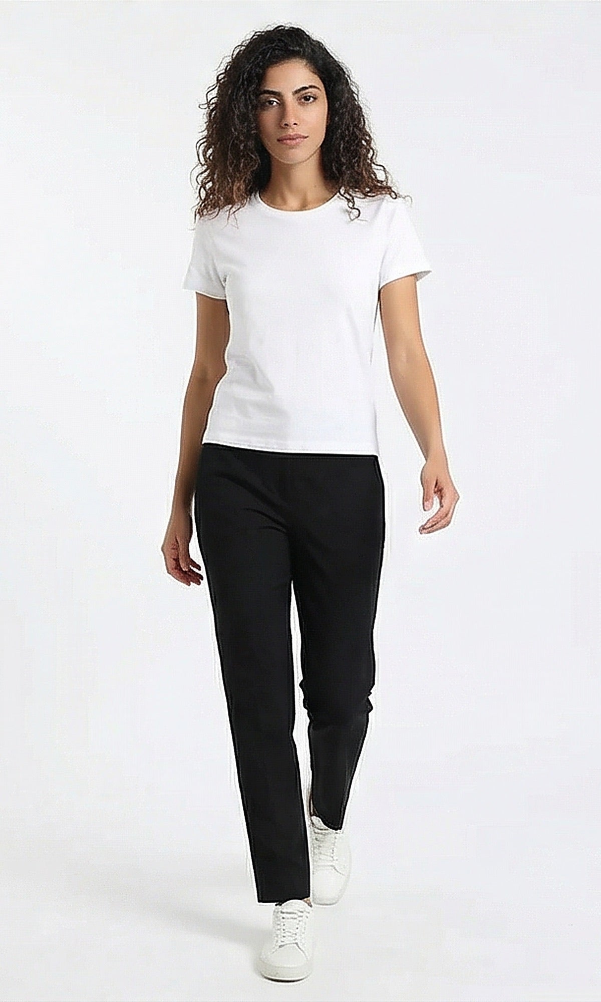 تيشيرت كلاسيك أساسي بأكمام قصيرة وياقة دائرية باللون الأبيض