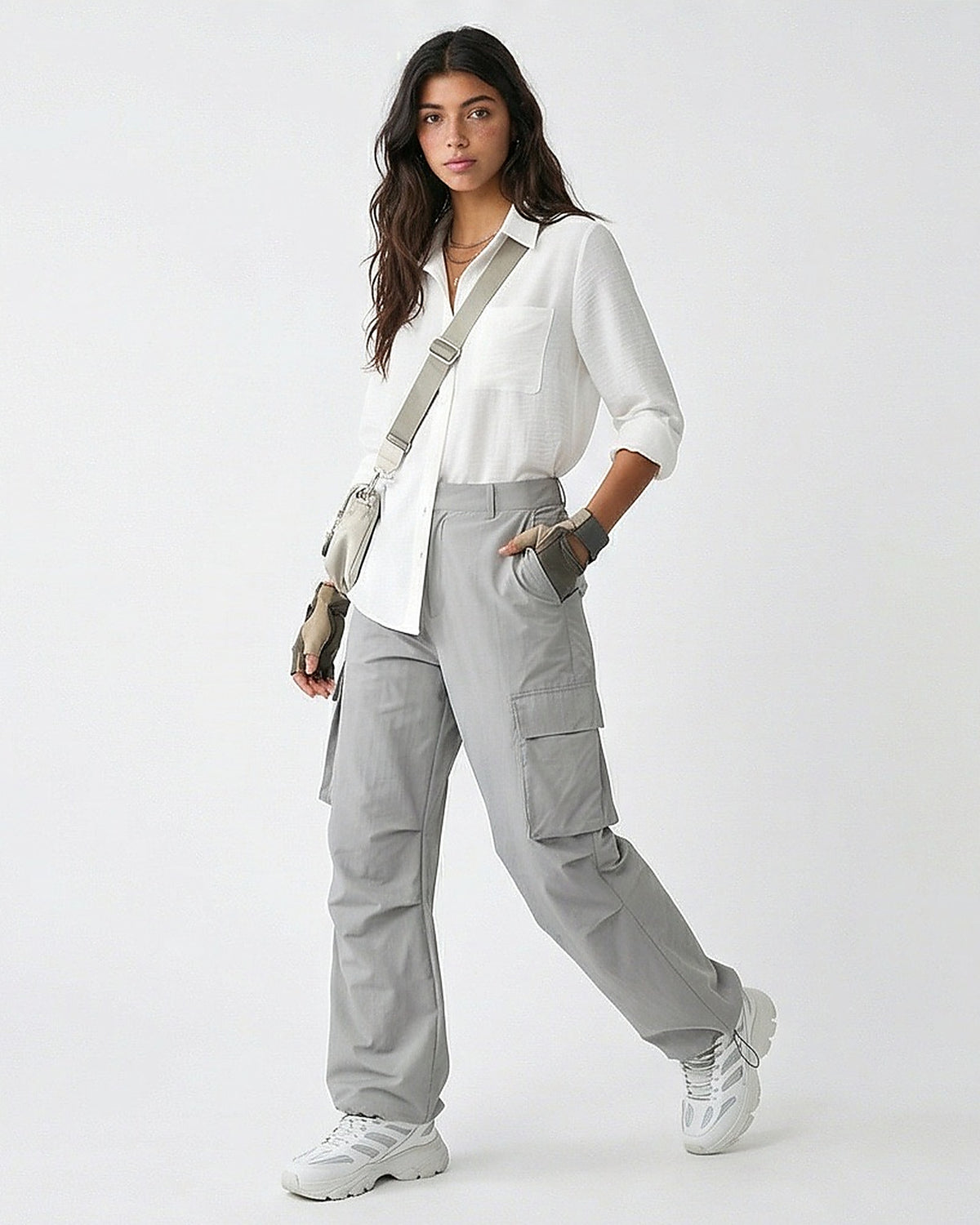 قميص كلاسيكي بأزرار من نسيج محكم باللون الأبيض الناصع