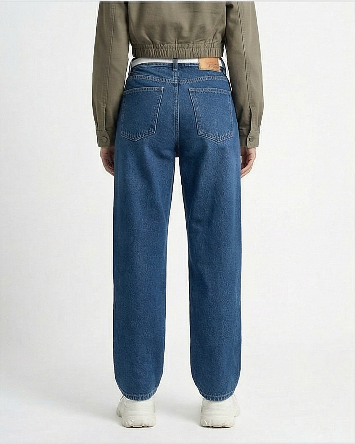 بنطلون جينز بخصر عالٍ وقَصَّة واسعة