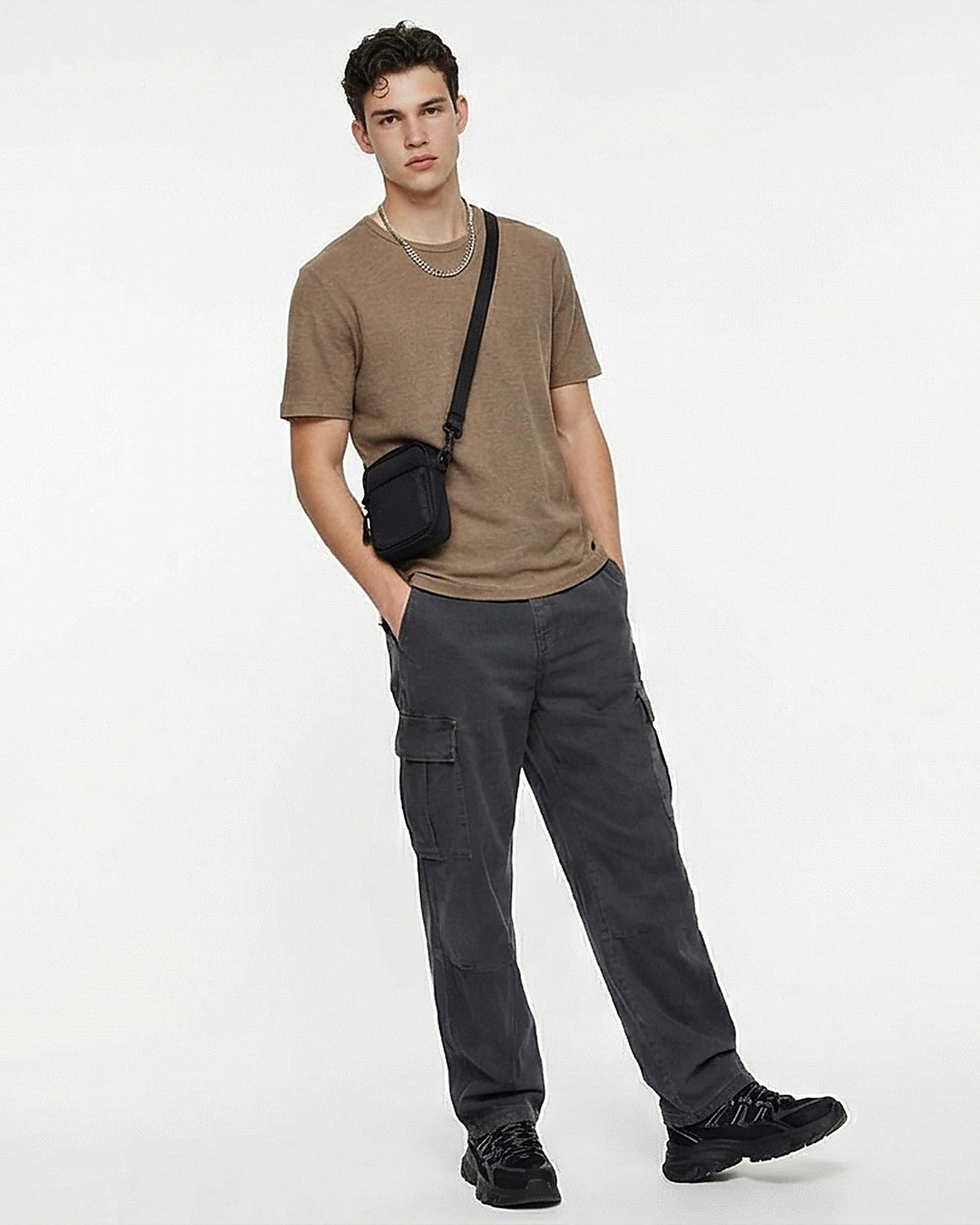 تيشيرت بقصة رقبة مستديرة وأكمام قصيرة وبنسيج مميز بلون بني ترابي