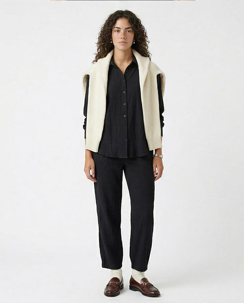 Ravin Crinkle Crêpe Relaxed Button-Down Shirt in Black – Plissé Texture, Dropped Shoulder, Effortless Casual Chic - R217305