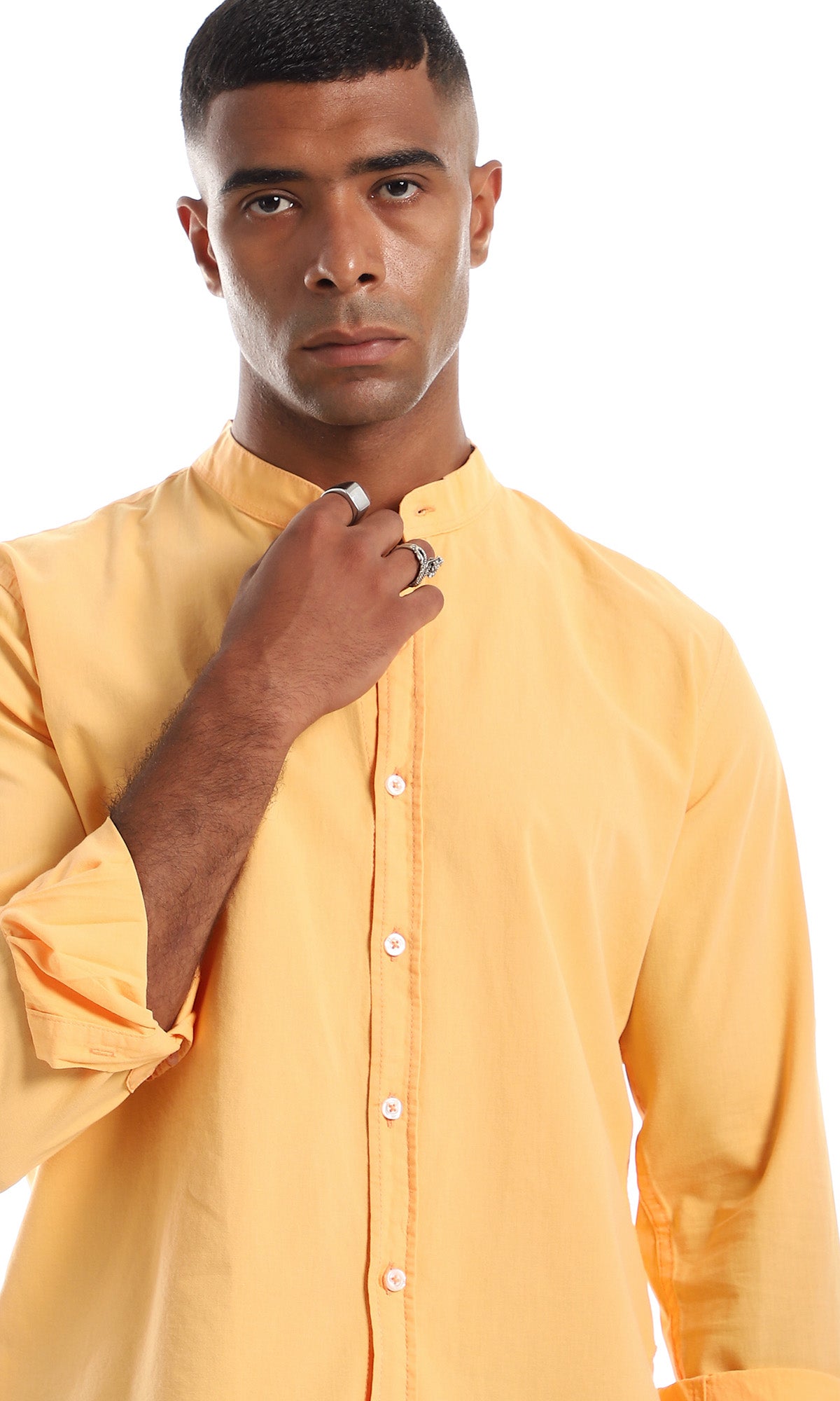 قميص بياقة ماندرين وأزرار غلق لون برتقالي