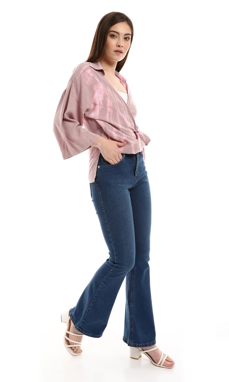 بلوزة أزرق فاتح مخططة و منقوشة بالورود برقبة عميقة على شكل V