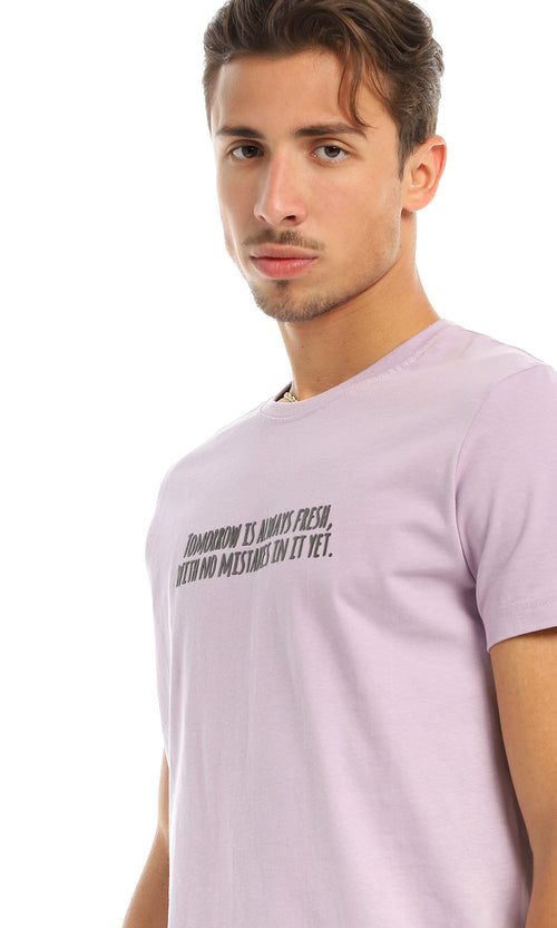 تي شيرت بياقة مستديرة بجملة مطبوعة بنفسجي