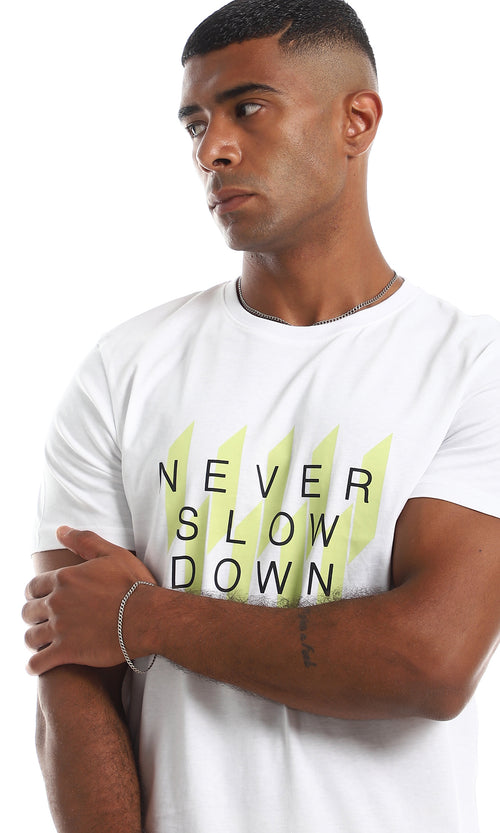 تي شيرت أنيق بطباعة "Never Slow Down"