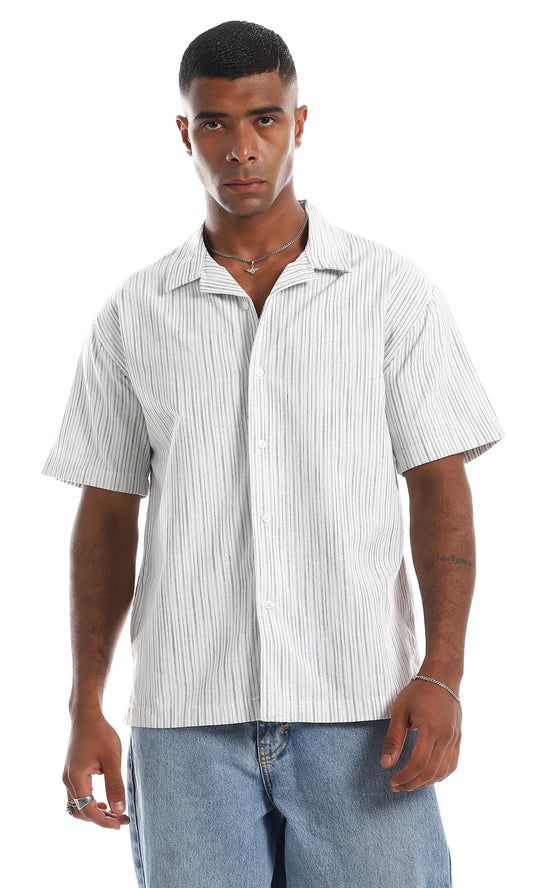 قميص منقوش ومقلم بأكمام قصيرة وأزرار غلق لون أبيض وأسود