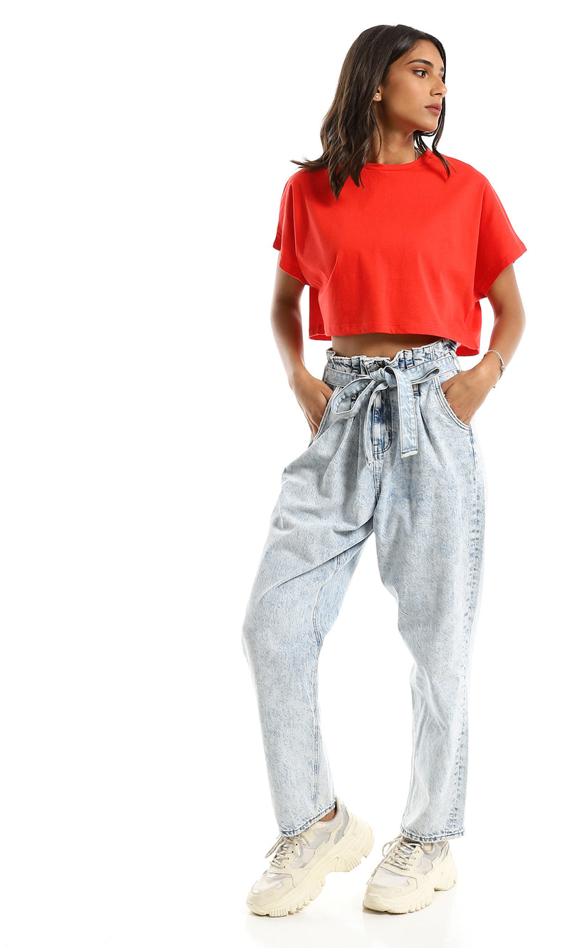 توب أساسى قصير بقصة واسعة وياقة مستديرة أحمر