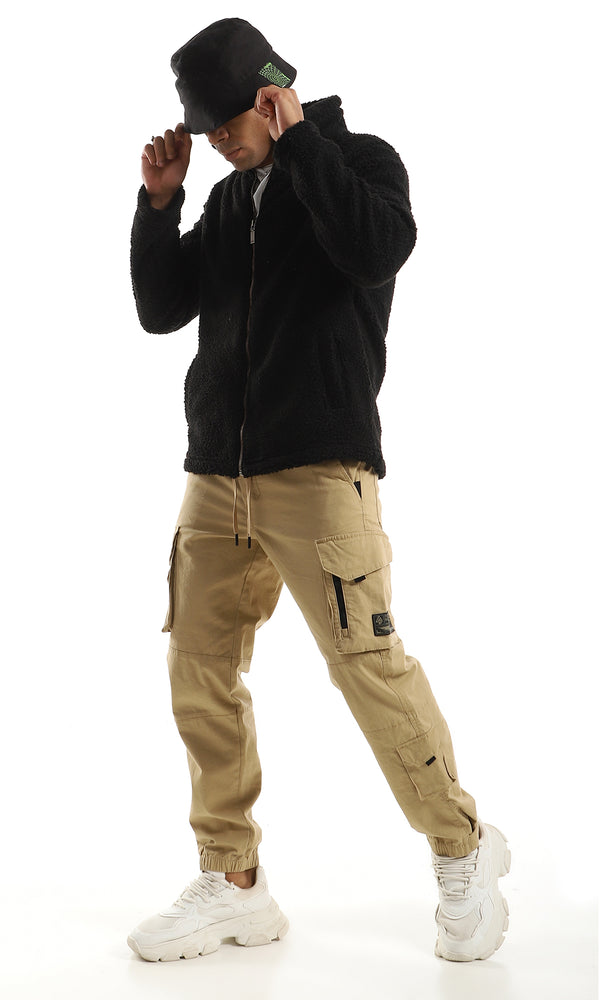 جاكيت مريح فرو بسوستة للياقة وجيوب جانبية لون أسود