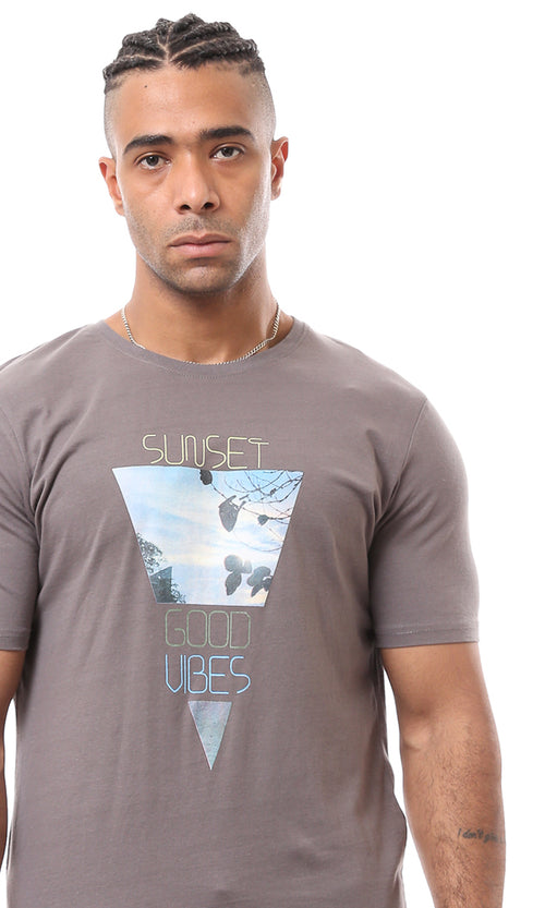 تيشيرت مريح مطبوع برقبة مستديرة رمادي غامق