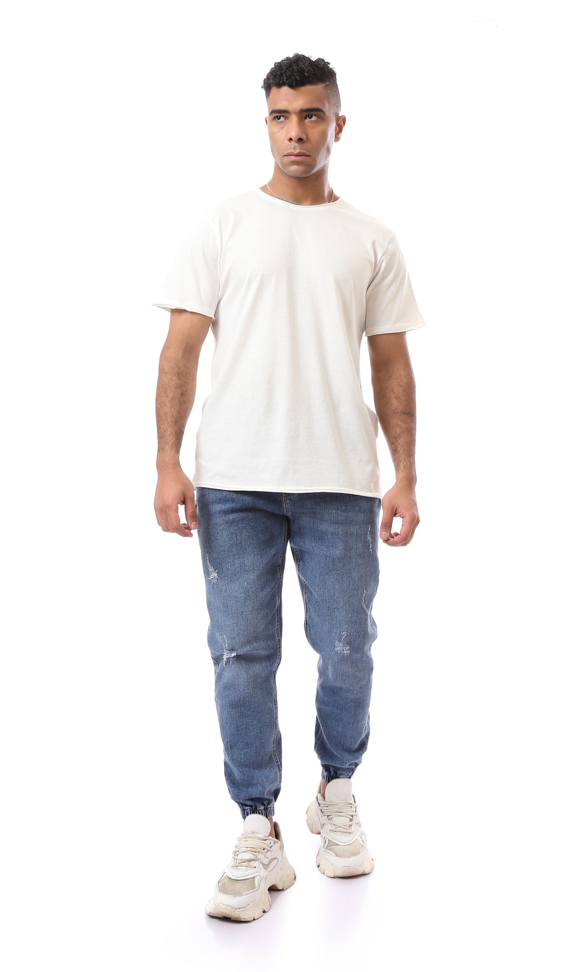O164604 تي شيرت أساسي من Off-White بحواف ملفوفة عند الياقة والأكمام