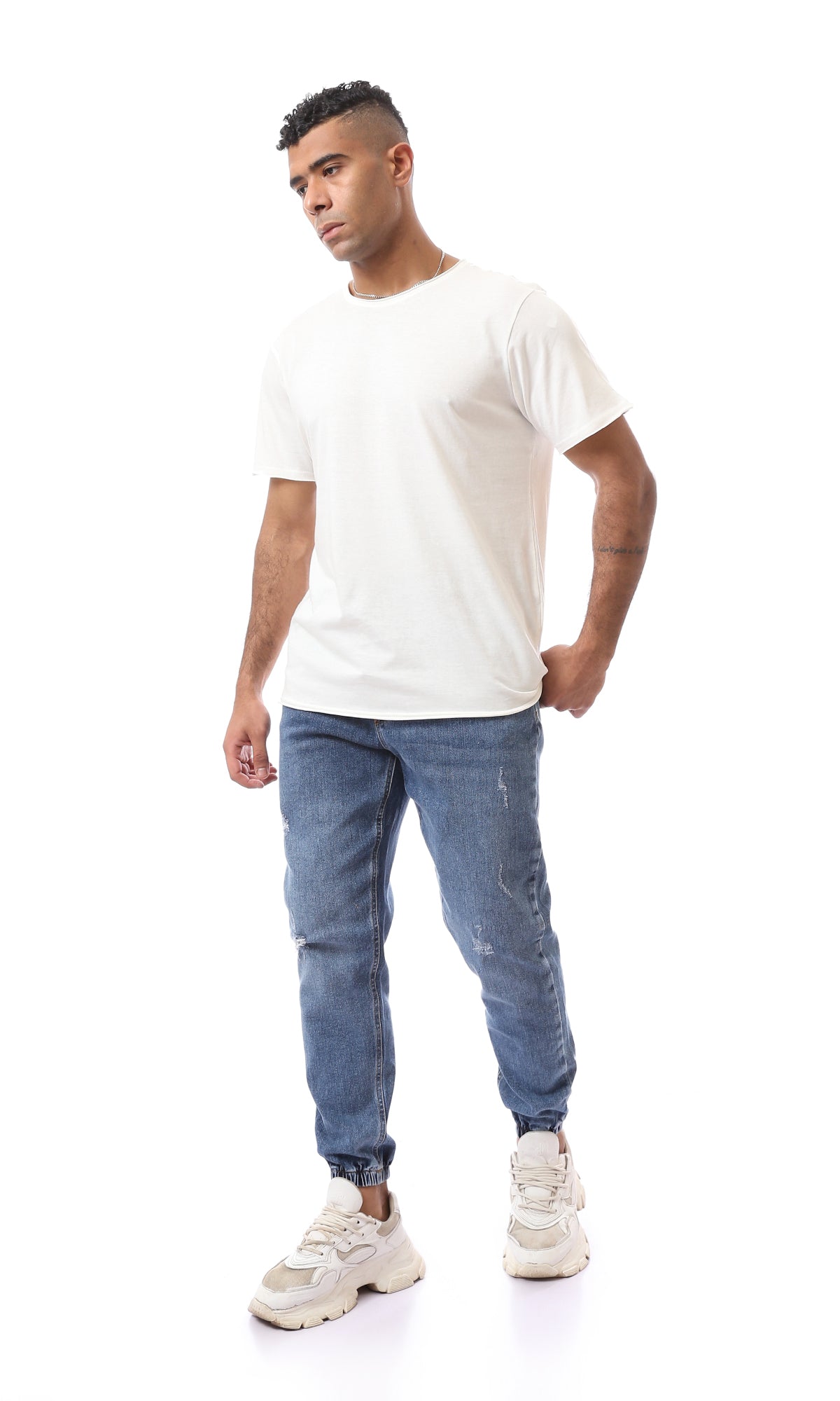 O164604 تي شيرت أساسي من Off-White بحواف ملفوفة عند الياقة والأكمام