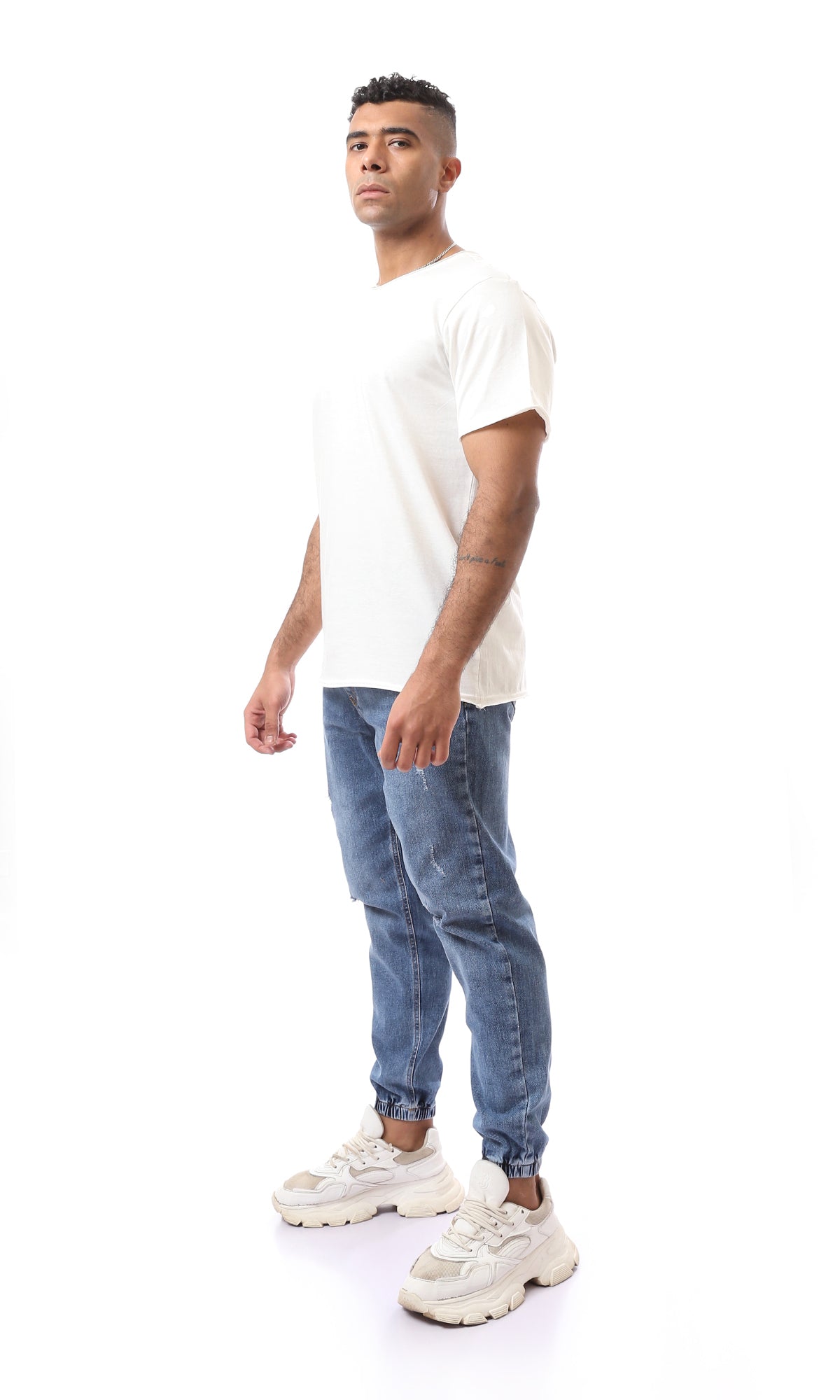 O164604 تي شيرت أساسي من Off-White بحواف ملفوفة عند الياقة والأكمام
