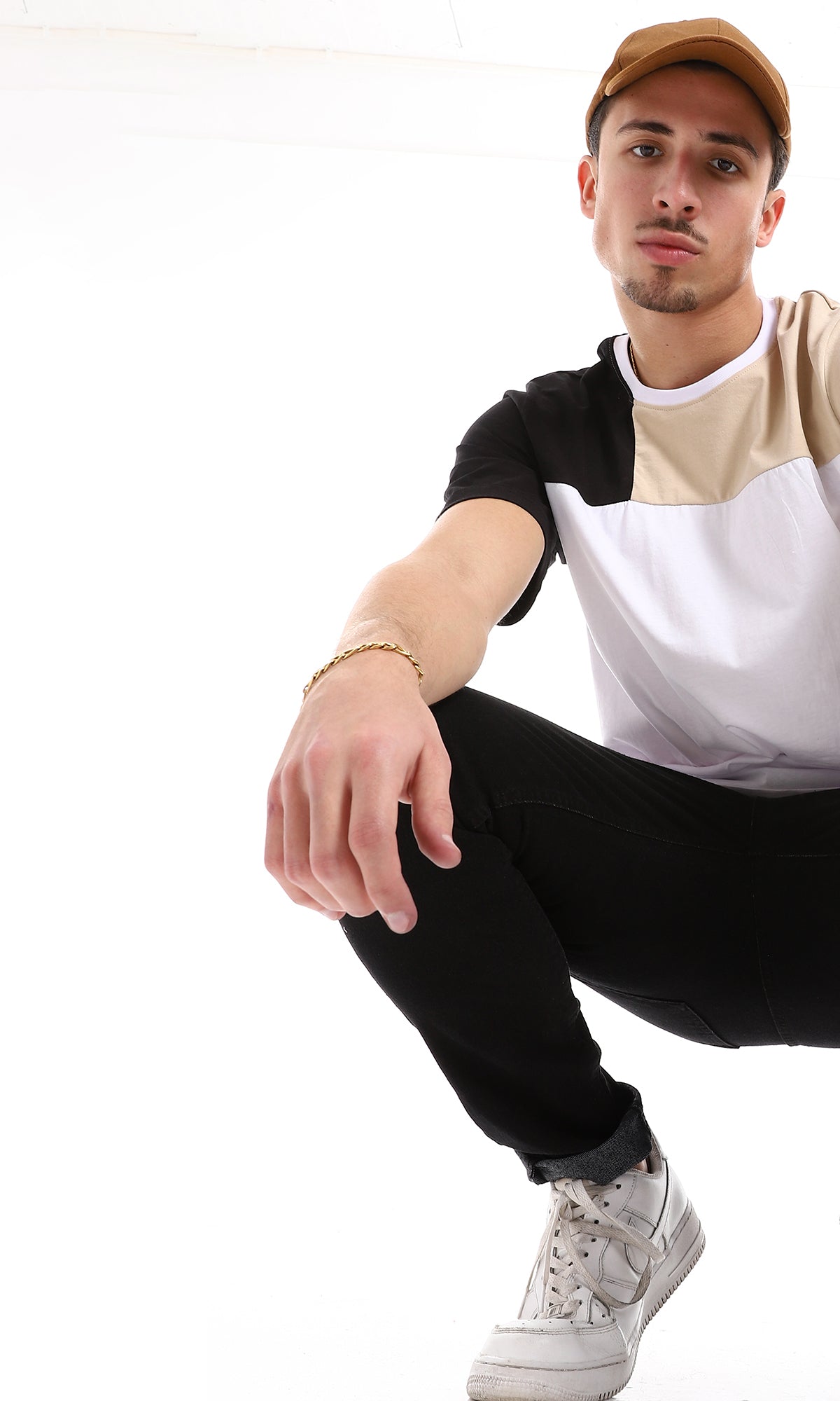 O165975 Black & Beige Sleeves For A White Tee