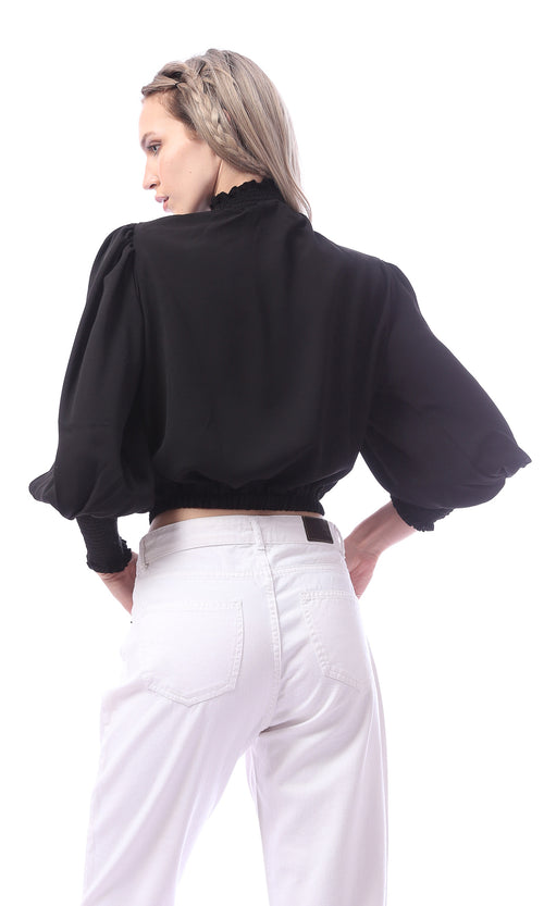 بلوزة سوداء بأكمام طويلة وياقة وهمية