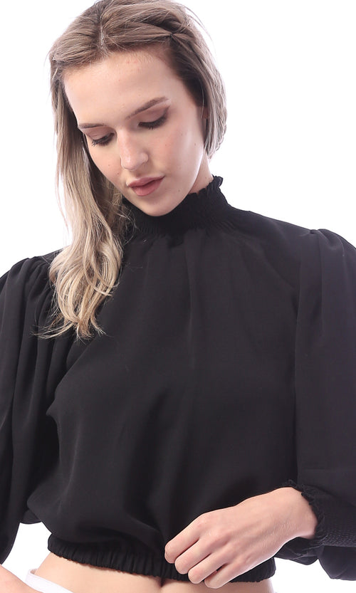بلوزة سوداء بأكمام طويلة وياقة وهمية